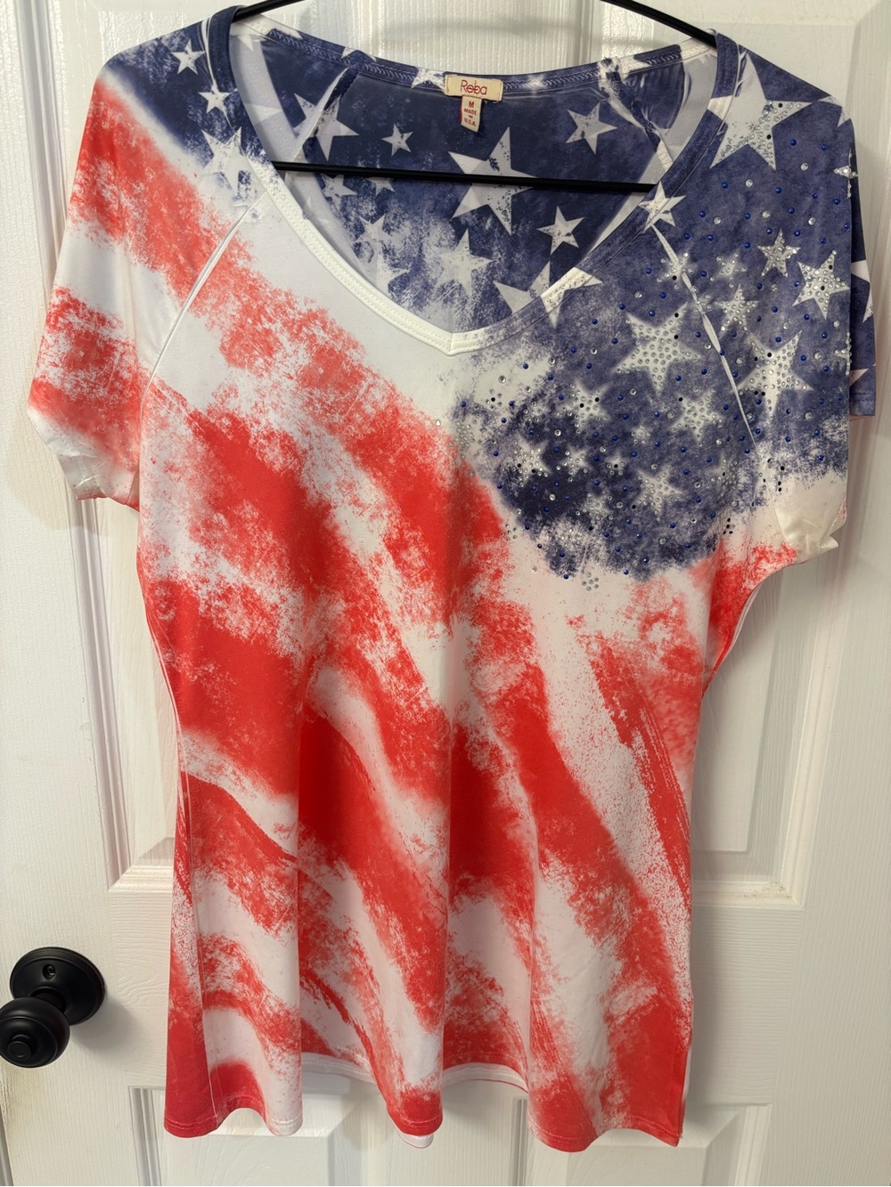 Reba Women's Americana Flag V-Neck Tee w/rhinestones. EUC. Size M